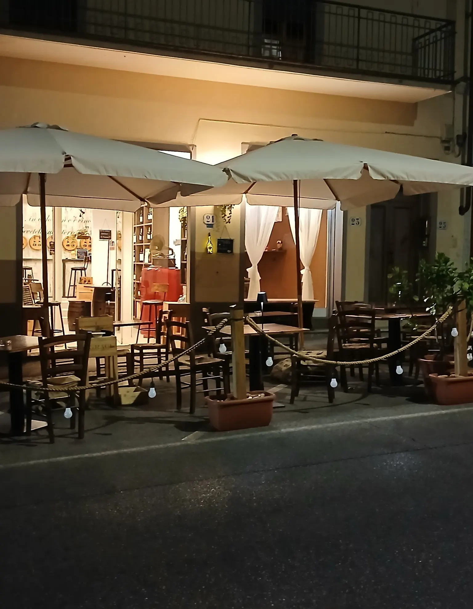 Dino dietro al bancone della sua enoteca